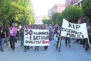 Los padres durante la protesta ante el centro de Sax.
:: R.B./