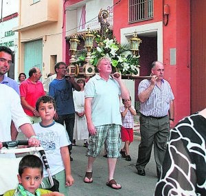 Los portadores de santo, durante la procesión en Gata. ::
LP/