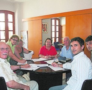 La alcaldesa, en la firma con los propietarios del terreno. ::
LP/