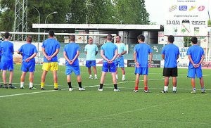 Los jugadores de la UD Oliva atienden a los técnicos del club. ::
LP/