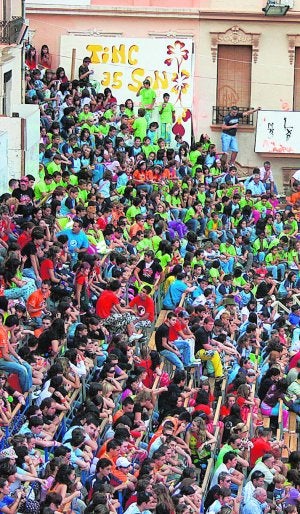 Asistentes a una corrida de toros en Algemesí. :: FRANCISCO GARCÍA/