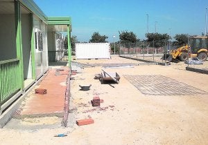 El estado de las aulas prefabricadas en obras, ayer por la mañana. ::
LP/