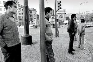 Barcelona, 1977. UN GRUPO DE HOMBRES ESPERA
junto al puerto de Barcelona a que alguien
les contrate ese día. ::
FOTOS: PACO ELVIRA/