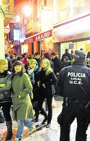 Un agente supervisa el orden en la céntrica zona de las tascas. ::
LP/