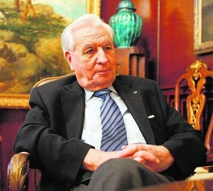 Ahora y antes. Arriba, Martín Quiros, ayer. Abajo, durante un pleno en el Ayuntamiento de Valencia en 1990. ::
IRENE MARSILLA/