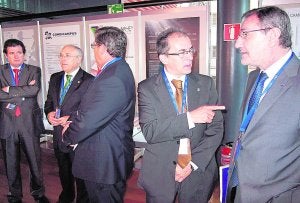 José Císcar junto a varios de los rectores valencianos presentes ayer en Madrid. :: EP/