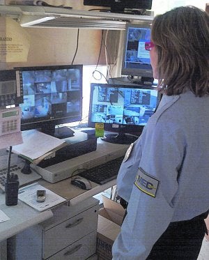 Una vigilante controla los monitores. :: JAVIER MARTÍNEZ/