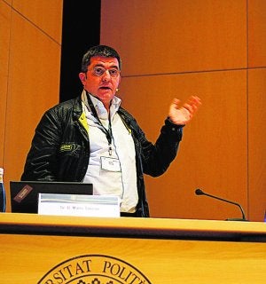 A la izquierda, Miguel del Fresno, y a la derecha, Mario Tascón, impartiendo conferencias en el Congreso. ::
LP/