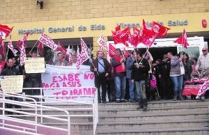 Vigilantes durante la protesta de ayer ante el Hospital de Elda. ::
A. J./