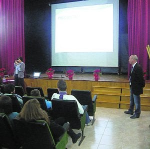 La antigua alumna durante la charla en el centro. ::
LP/