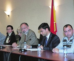Faustino Sala junto a los concejales que formaban, hasta ayer, su equipo de gobierno. :: FRANCISCO GARCÍA/
