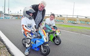 El excampeón de España Ramiro Blanco, director del circuito, da instrucciones a dos niños . ::
DANI MADRIGAL/