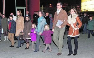 Froilán, doña Elena, Victoria, Leonor, doña Sofía, Sofía, don Felipe y doña Letizia, camino del circo. ::
VÍCTOR LERENA/