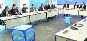 Mariano Rajoy, junto a María Dolores de Cospedal y Esteban González Pons, durante la reunión que mantuvo el 1 de diciembre con sus barones autonómicos. :: DIEGO CRESPO/