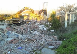 Una máquina derriba parte de los muros de la antigua discoteca. :: D. V./