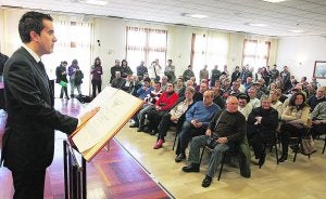 Toño Carratalá jura el cargo ante cientos de vecinos que han respaldado la moción. ::
FRANCISCO GARCÍA/