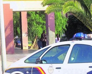 Una patrulla de la Policía Nacional en La Coma. / Vicente Martínez/