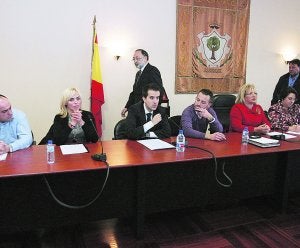 Momento en el que Faustino Sala abandona el pleno de la moción de censura. ::
FRANCISCO GARCÍA/