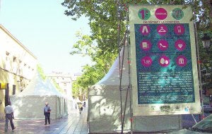 Carpas de una edición anterior de la Feria Oulet en la Alameda de Xàtiva. ::
LP/