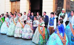 Falleras Mayores de Tavernes, representantes de las seis comisiones, presidentes y el alcalde en el acto protocolario de la crida. LP/