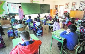 Un grupo de estudiantes sigue la clase en una escuela concertada. / LP/