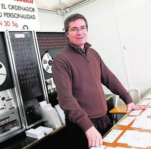 Raja con su ordenador 'retro'. ::
JESÚS SIGNES/