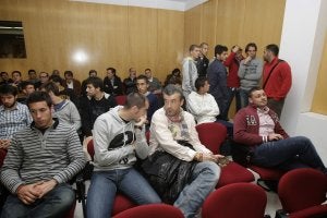 El entrenador Óscar Fernández y los jugadores del CF Gandia asistieron de oyentes a la Asamblea. ::
JUANTXO RIBES/