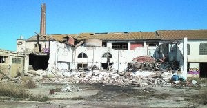 La parte trasera del Molí Nou, totalmente arruinada por el expolio. :: P. M./