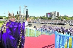 El Papa, a su llegada a la plaza de la Revolución de La Habana, donde ofició una multitudinaria misa. ::
REUTERS/
