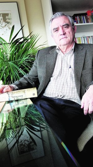 El escritor valenciano Juan Ivars con su última novela. :: J. SIGNES/