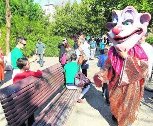 Un niño mira pasar a un 'cabezudo' durante la jornada de concienciación. / Juanjo Monzó/
