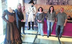 Miembros de la organización junto a la exposición que se inaugurará hoy. ::
LP/