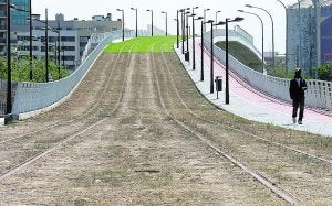 Parte de la plataforma del tranvía, el pasado abril junto a l'Oceanogràfic. / Irene Marsilla/