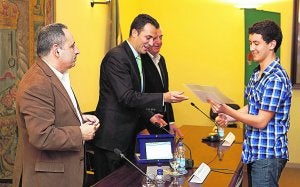 Reconocimiento. Miguel Camarasa recogiendo su título de campeón del XXIV Open Matemático. ::
LP/