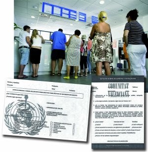 A las personas captadas a las puertas de centros de salud se les entregan estos formularios para obtener así sus datos personales. / LP/