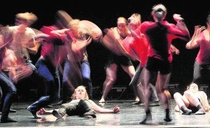 Bailarines durante un ensayo de 'Crossover /55/2'. / Juan José Monzó/