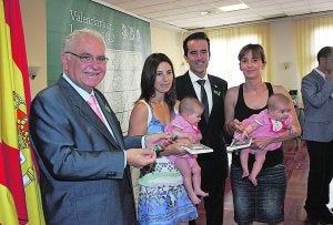 Dos de las niñas que fueron homenajeados. ::
FRANCISCO GARCÍA/