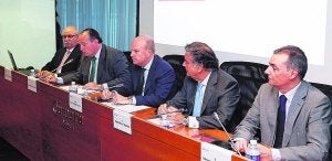 Dirigentes empresariales ayer en el acto del Ivefa. ::
JESÚS SIGNES/