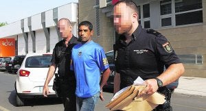 El presunto agresor, a su llegada al juzgado de Alzira. ::
FRANCISCO GARCÍA/