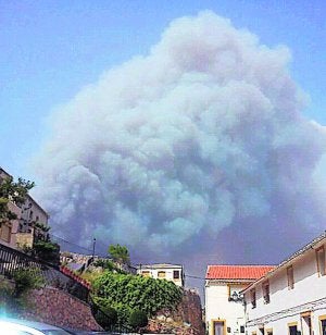 Una gran humareda se divisaba ayer desde el pueblo. /
LP/