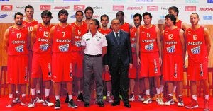 Los jugadores de la selección española de baloncesto posan junto a Sergio Scariolo y José Luis Sáez. :: EFE/KOTE RODRIGO/