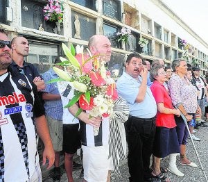 Los asistentes guardan un minuto de silencio por Alanga. ::
P. POYATO/