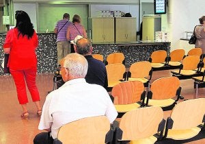 Pacientes en la sala de espera de un hospital valenciano. :: JUANJO MONZÓ/