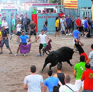El 'bou al carrer' en el coso de Vila-real. ::
O. ARNAU/