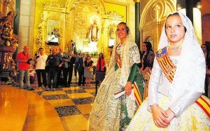 Rocío Pascual y Sandra Muñoz, poco antes de realizar el besamanos a la Virgen en el Hospital General. :: JESÚS SIGNES/