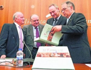 Daniel Sala muestra al presidente Alberto Fabra el libro sobre el Tribunal de las Aguas. ::
IRENE MARSILLA/