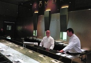 Ricardo Sanz, a la izquierda, con un ayudante en su restaurante. ::
P.G.M./