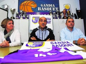 El nuevo entrenador del Gandia Bàsquet (en el centro) ayer durante su presentación. ::
J.RIBES/