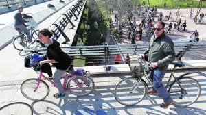 El puente 9 d'Octubre, en una jornada reivindicativa de ciclistas. / Jesús Signes/