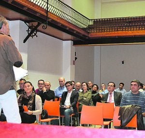 Los empresarios presentan sus negocios en Algemesí. ::
LP/